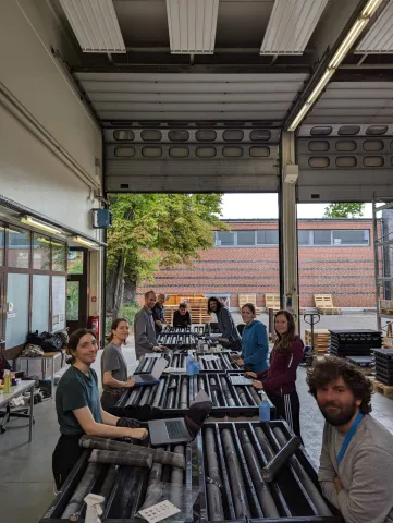 La squadra di alcuni giovani scienziati presso il BGR di Berlino